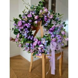 Wianek kwiatowy, wiosenny na drzwi w odcieniach lawendy 50 cm